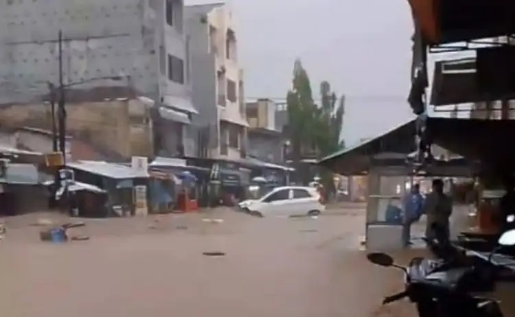 Banjir Besar Rendam Bumiayu, Jalan Nasional Lumpuh dan Warga Dievakuasi